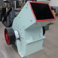 小型錘式破碎機物料均勻進(jìn)入破碎腔靠沖擊來破碎物料作業(yè)